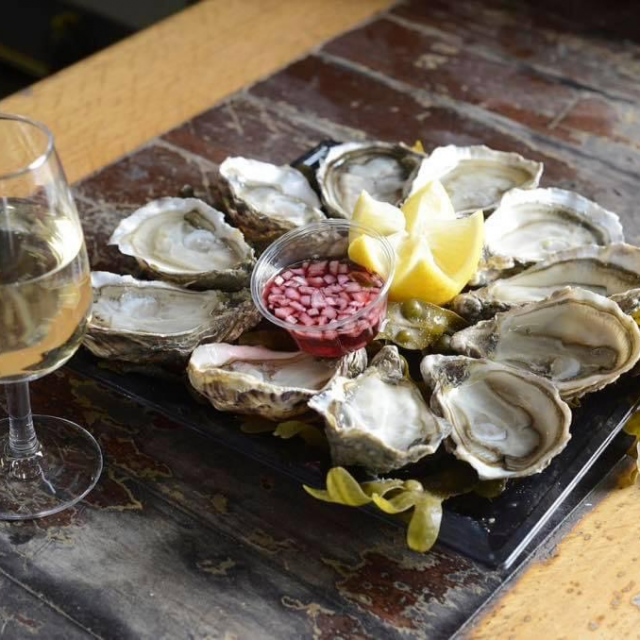 Plateau d'huîtres Coutances Tourisme les bons conseils pour dresser un plateau de fruits de mer