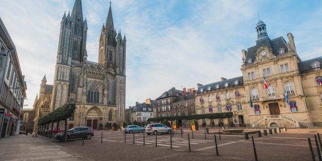 parvis et cathédrale de Coutances