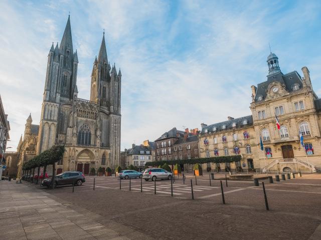 parvis et cathédrale de Coutances