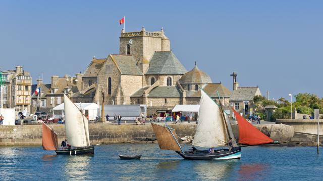 Vue de Barfleur et son église