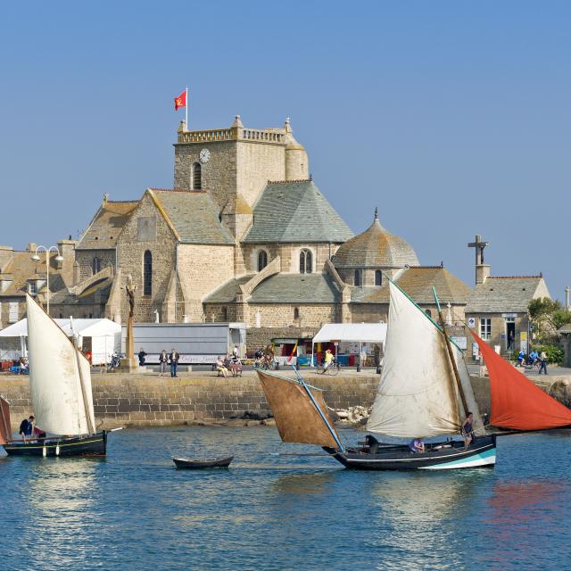 Vue de Barfleur et son église