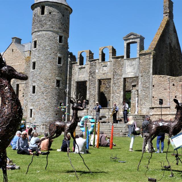 A propos de sculpture château de Gratot