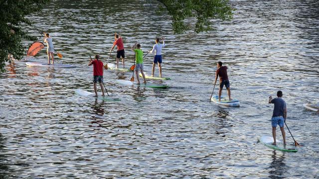 Stand up paddle en rivière en famille