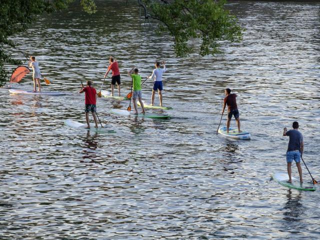 Stand up paddle en rivière en famille