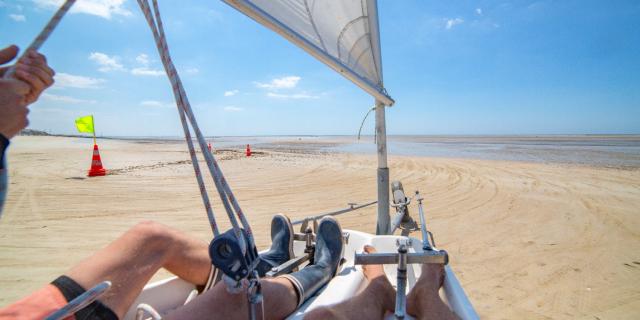 Char à voile sur la plage