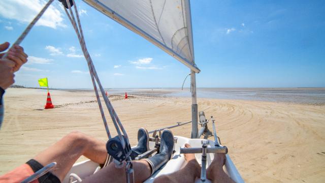 Char à voile sur la plage