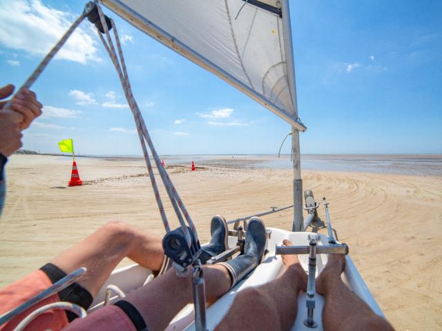 Char à voile sur la plage