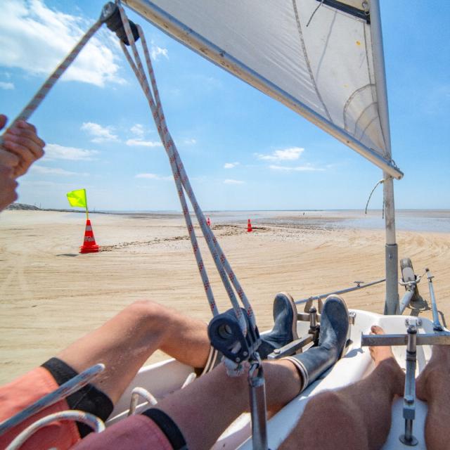 Char à voile sur la plage