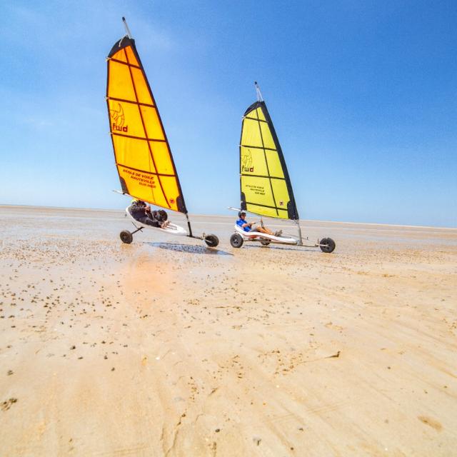 Char à voile sur la plage