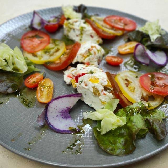 carpaccio de tomates et terrine de chevre auberge du mesnil rogues