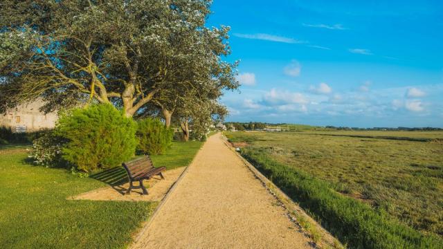 Digue promenade regneville sur mer