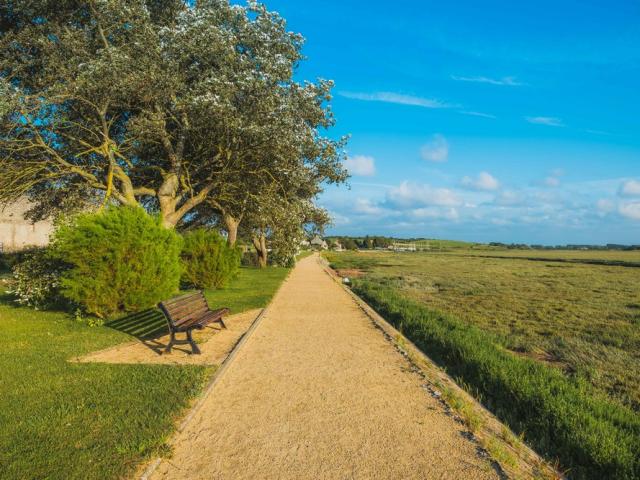 Digue promenade regneville sur mer