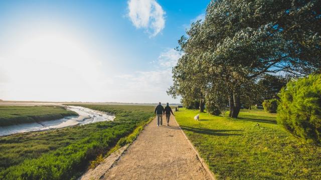 Digue promenade regneville sur mer