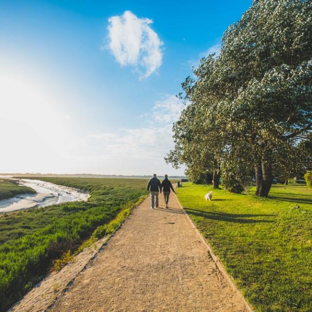 Digue promenade regneville sur mer