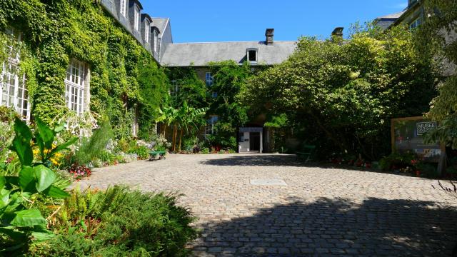 Cour Musée Jardin Des Plantes Coutances ©coutances Tourisme