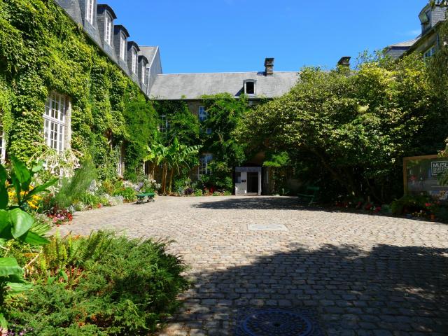 Cour Musée Jardin Des Plantes Coutances ©coutances Tourisme