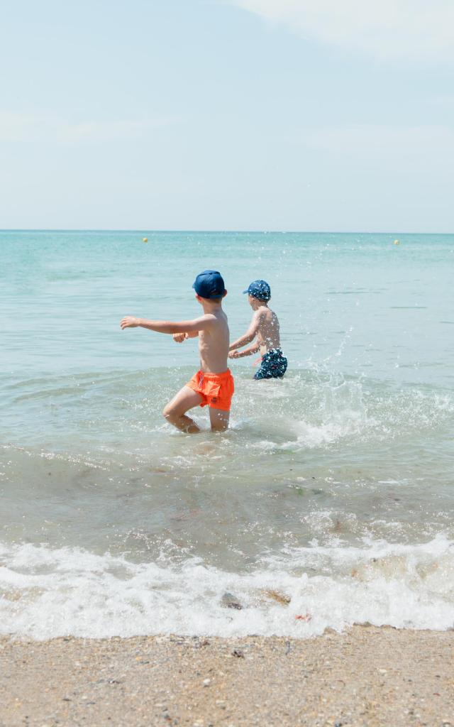 Enfants plage de Hauteville-sur-Mer