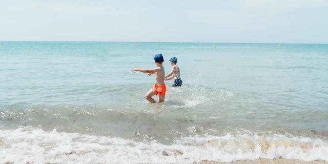 Enfants plage de Hauteville-sur-Mer