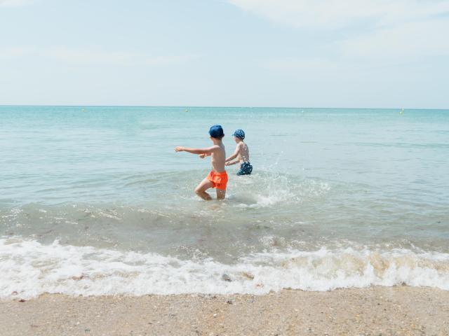 Enfants plage de Hauteville-sur-Mer