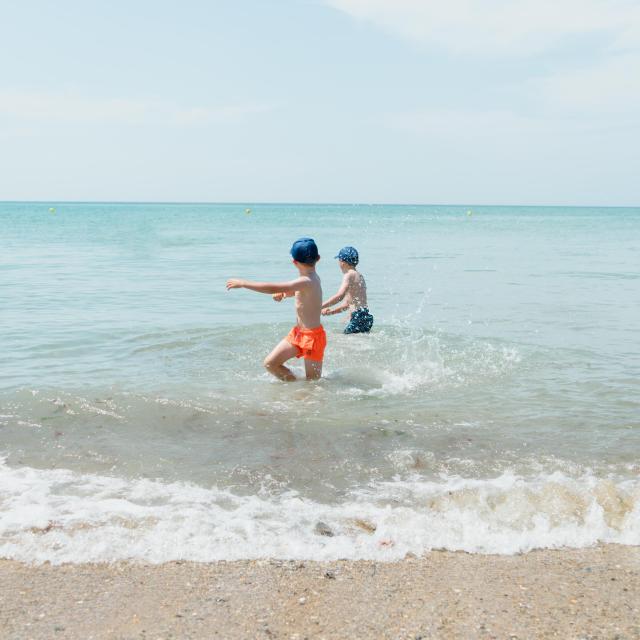 Enfants plage de Hauteville-sur-Mer