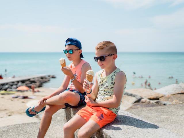 Enfants qui mangent une glace Hauteville-sur-Mer