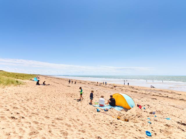 plagistes à Hauteville-sur-Mer