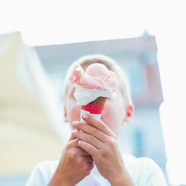 Manger Une Glace Coutances Mer Et Bocage